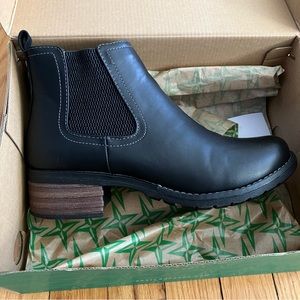 NIB Eastland Jasmine Chelsea Boot RIGHT ONLY 9.5M